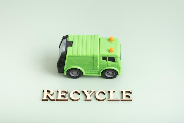 Recycler le texte Camion à ordures jouet et recycler le texte sur fond vert