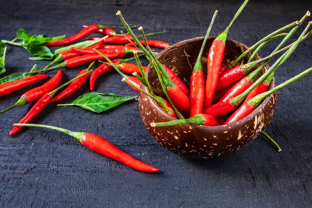 Red Hot Chili Pepper Sur un plancher de bois noir