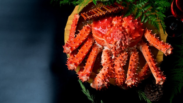 Red King Crab De la nourriture japonaise sur un tableau noir, mise au point sélective.