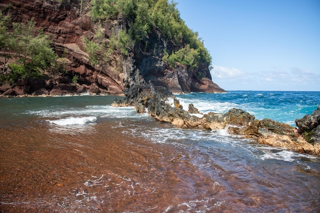 Red Sand Beach Maui dans les vagues et les rochers de l'océan hawaïen