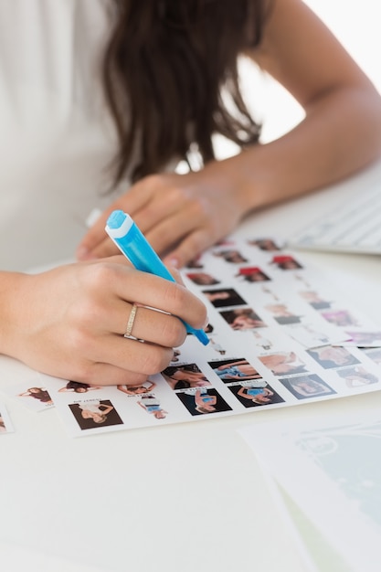 Rédacteur travaillant au bureau pour marquer une feuille de contact