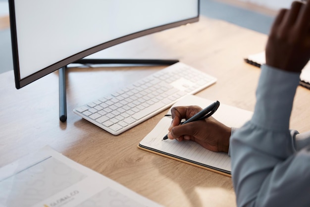 Rédaction d'idées planifiant un employé d'entreprise dans un bureau avec un ordinateur portable et un écran d'ordinateur de bureau vierge à la recherche d'inspiration en ligne Écrivain professionnel ou journaliste prenant des notes pour un site Web en ligne