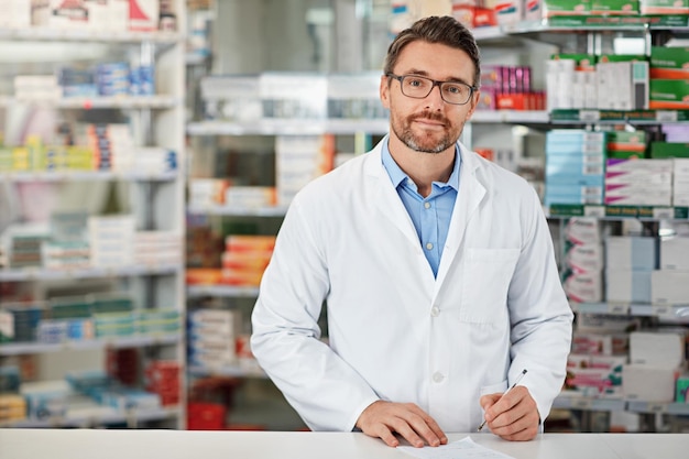 Rédaction de pharmacie et pharmacien homme en portrait pour produit médical ou document d'assurance maladie Service d'assistance de confiance et reçu de professionnel de la santé Note du médecin ou stock d'ordonnances