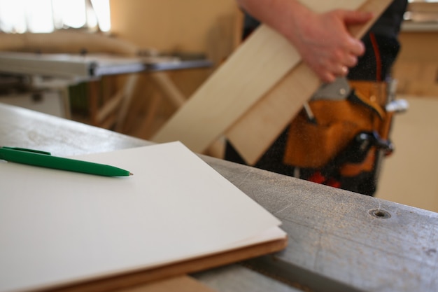 Rédaction De Stylo Vert Couché Sur Le Bureau Sur Le Bloc-notes De Presse-papiers Agrandi.