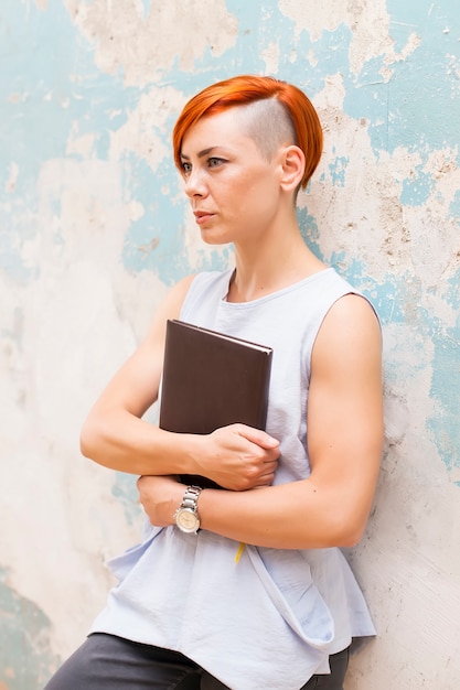 Redhair femme avec dossier en mains