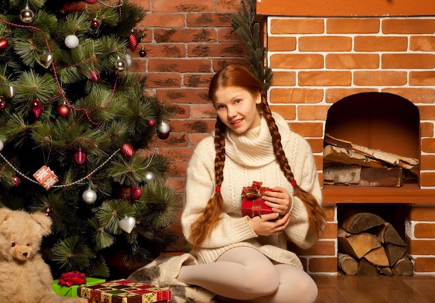 Redhair femme heureuse avec des cadeaux