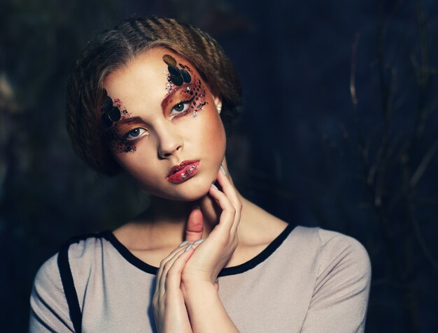 Redhair femme avec un maquillage créatif vif