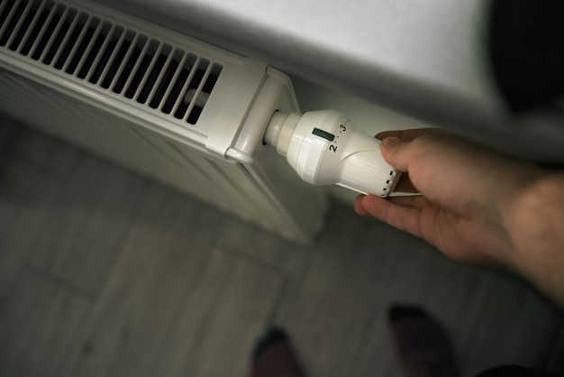 Réduction des coûts de chauffage dans les ménages pendant la crise énergétique Gros plan du thermostat de chauffage dans l'intérieur minimaliste