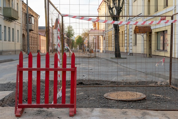 Réfection des routes Pose d'asphalte neuf Barrière de protection devant un trou dans la route