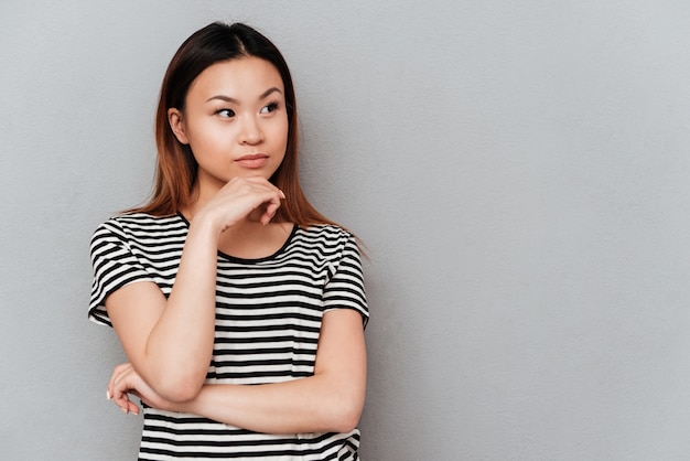 Réfléchie femme asiatique à l'écart