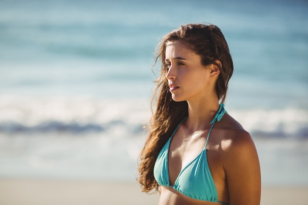 Réfléchie jeune femme sur la plage