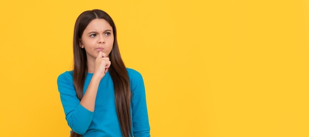 Réfléchissant enfant aux cheveux longs sur fond jaune pense enfant visage affiche horizontale adolescent fille portrait isolé bannière avec copie espace