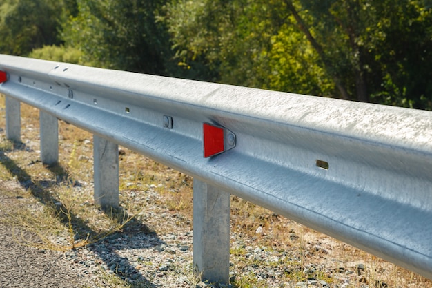 Réflecteurs routiers le long de la route