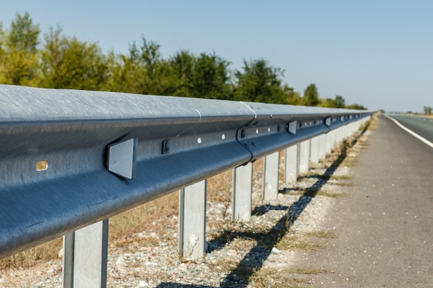 Réflecteurs routiers le long de la route