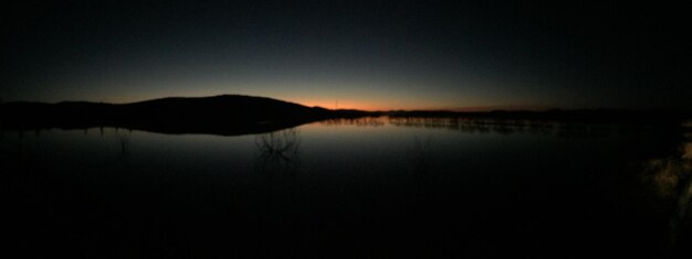 Photo le reflet des arbres dans un lac calme