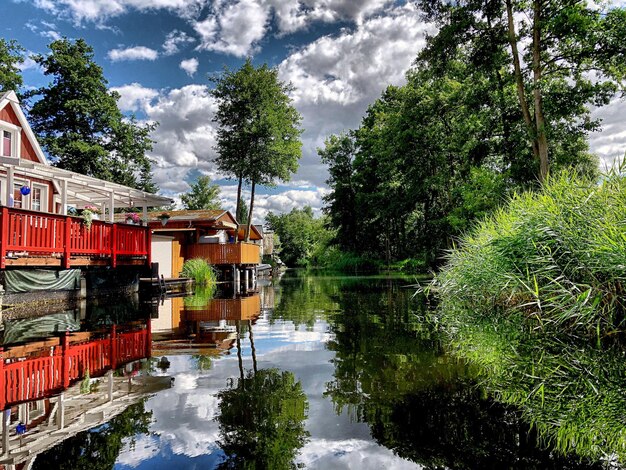 Photo le reflet des arbres dans le lac contre le ciel