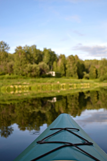 Photo le reflet des arbres dans le lac contre le ciel