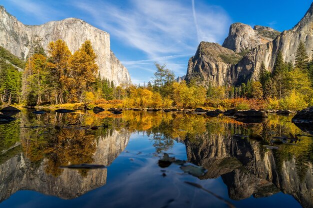 Le reflet des arbres et des montagnes dans le lac contre le ciel