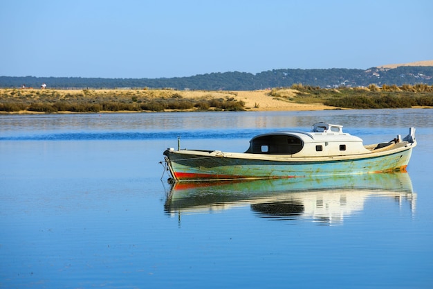 Reflet De Bateau Sur La Baie Du Bassin D'arcachon Et Vue Sur La Pointe Du Cap-ferret, Bordeaux, Gironde, France