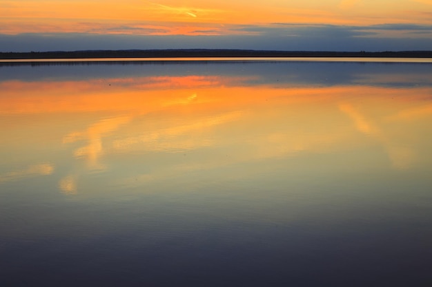 Reflet d'un beau coucher de soleil doré sur l'eau