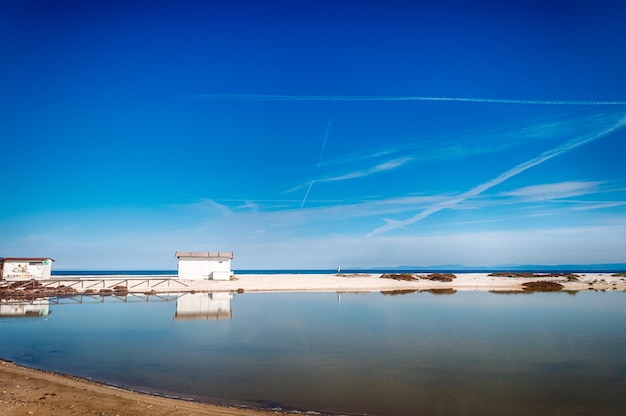 Reflet de chalet sur la plage