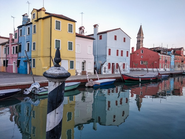 Reflet dans le canal des maisons colorées typiques de l'île de Burano, Venise, Italie.