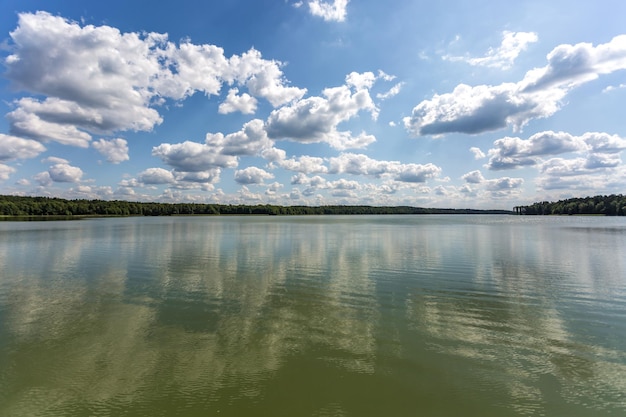 Reflet dans l'eau d'un grand lac forestier