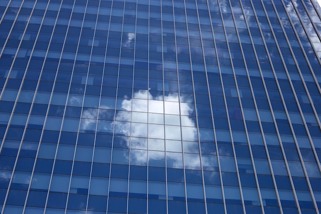 Reflet du ciel bleu et des nuages sur le bâtiment en verre