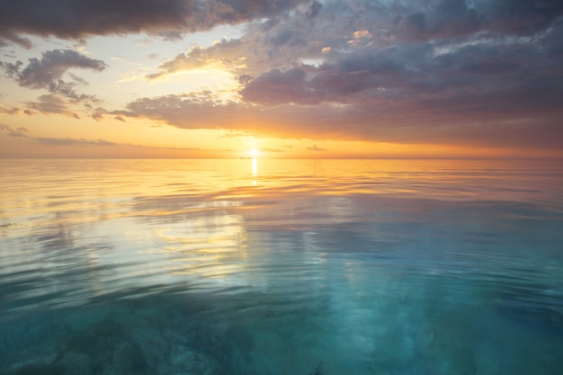 Reflet du ciel et de l'eau sur le coucher du soleil