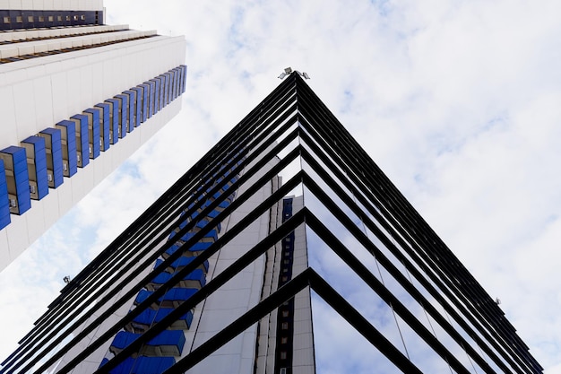 Le reflet du ciel reflète le bâtiment