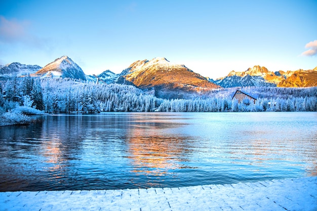 Reflet du lac de montagne dans les Hautes Tatras Slovaquie Strbske pleso en hiver