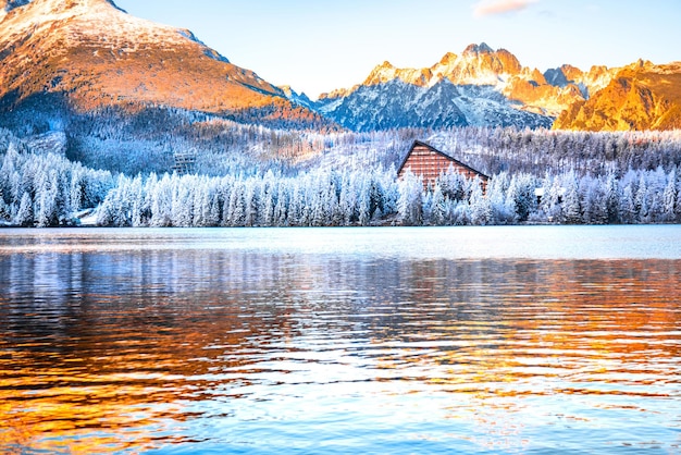 Reflet du lac de montagne dans les Hautes Tatras Slovaquie Strbske pleso en hiver