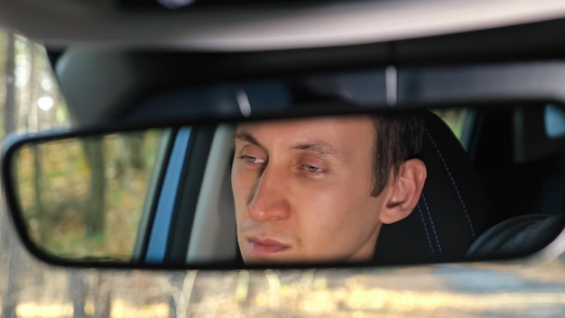 Reflet du rétroviseur de l'homme stressé par une panne de voiture