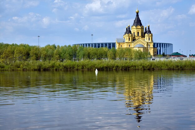 reflet d'une église orthodoxe dans la rivière. Nijni Novgorod