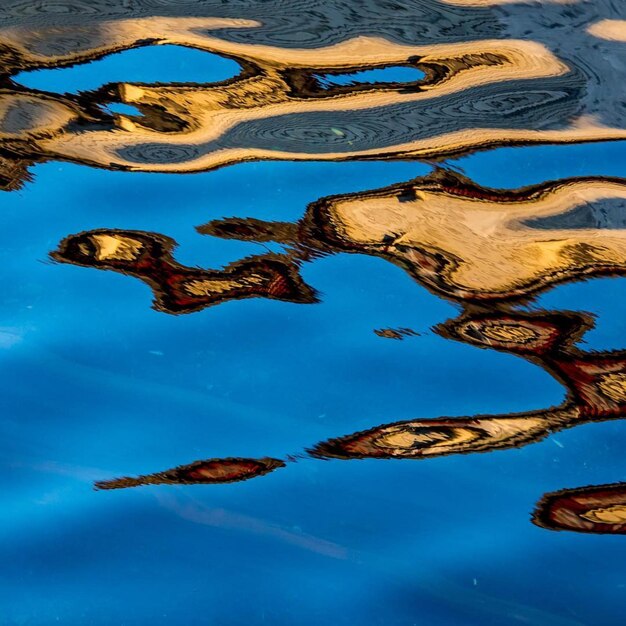 Le reflet des gens dans le lac