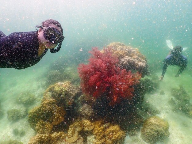 Photo le reflet d'un homme nageant dans la mer