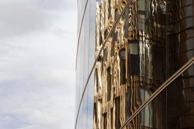 Reflet d'un immeuble de bureaux dans les fenêtres d'un autre immeuble de bureaux