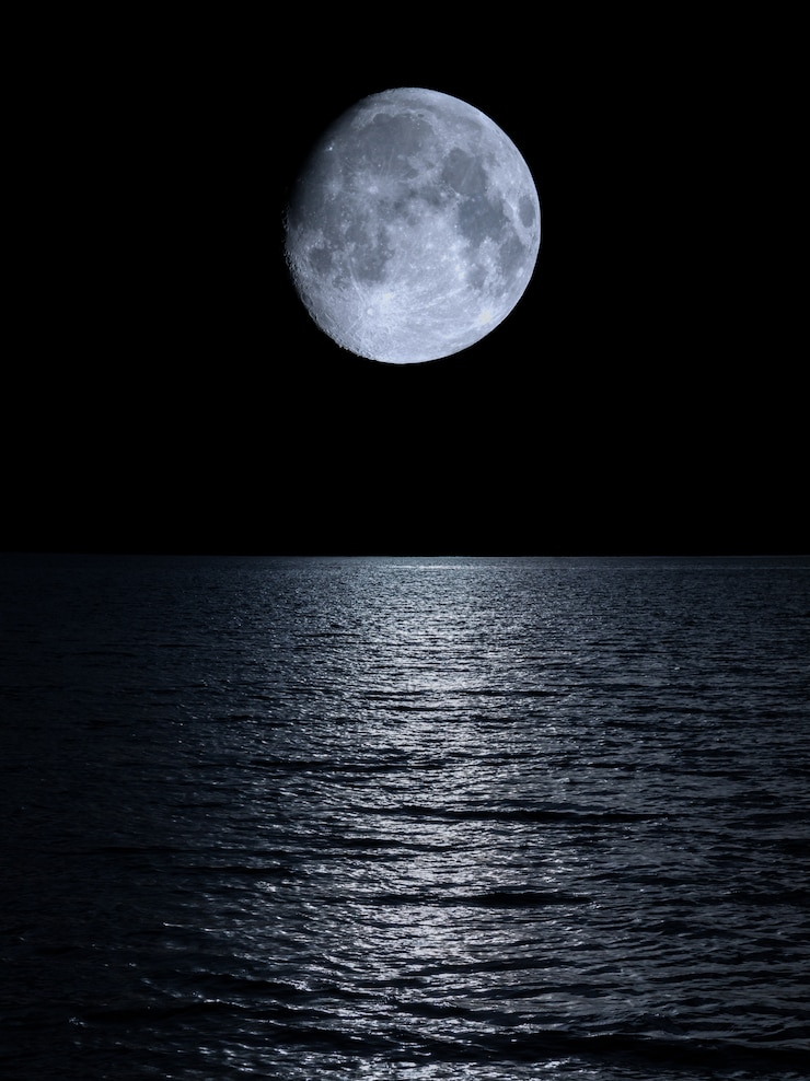 Photo reflet de la lune sur la mer calme