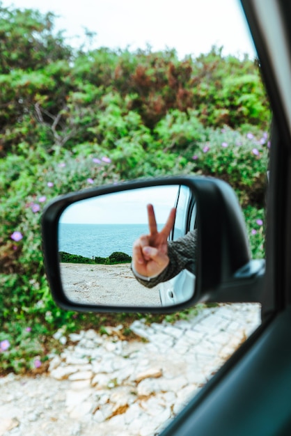 Reflet de la mer dans le rétroviseur de voiture road trip vacances d'été