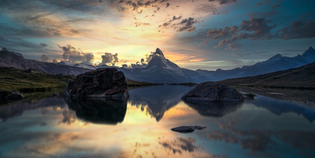 Reflet de la montagne sur le lac au coucher du soleil