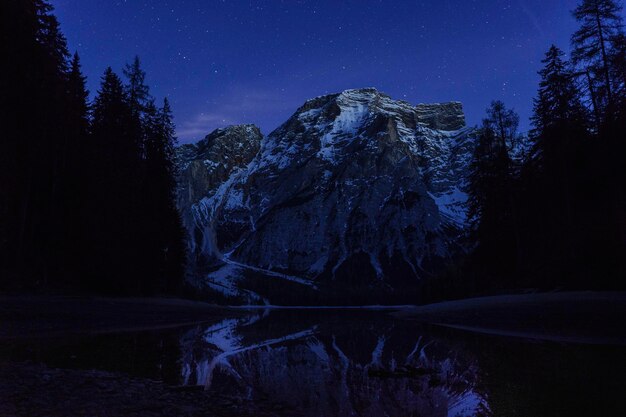 Photo le reflet de la montagne sur le lac contre le ciel la nuit