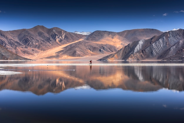 Reflet des montagnes sur le lac Pangong avec fond de ciel bleu