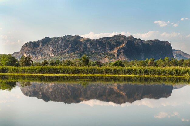 Reflet des montagnes et des rivières en Thaïlande rurale