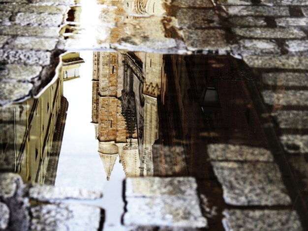 Reflet d&#39;une partie de la cathédrale gothique de Leon