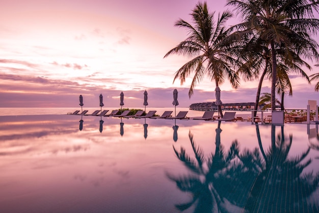 Reflet de la piscine au coucher du soleil, piscine de loisirs tranquille, paysage de plage tropicale exotique.