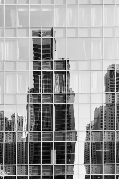 Reflet des tours dans le mur de verre d'un bâtiment - arrière-plan architectural