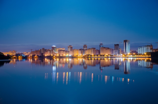 Reflet de la ville nocturne à la surface de l'eau.