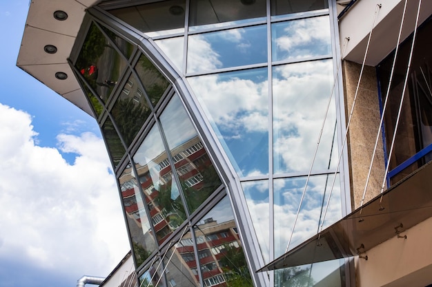 Reflétant les nuages dans les fenêtres en miroir du bâtiment