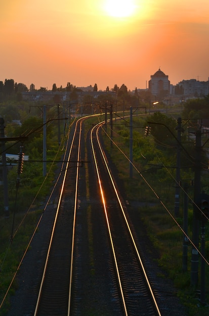 Reflété sur des rails au coucher du soleil au lever du soleil, des voies ferrées à l'aube du coucher du soleil