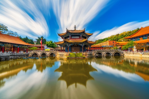 Refletion du temple Yuantong avec front de mer, capitale du Kunming, Yunnan, Chine, voyages et tourisme